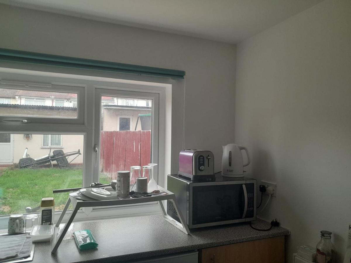 Апартаменты Lovely 1-Bed Studio In Лондон Экстерьер фото